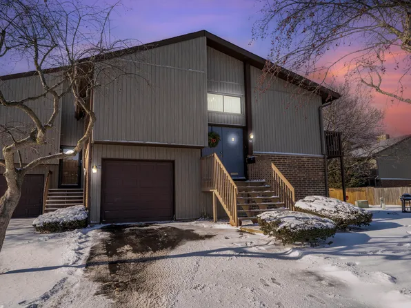 56 Salt Creek Rd #A, Roselle, IL 60172