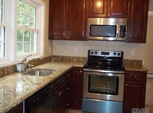 22 Willowood Ln, Coram, NY 11727