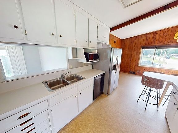 17th image of 1635 Robinson St