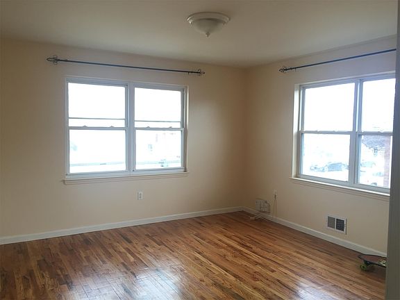 4th image of 52 Andrews St
