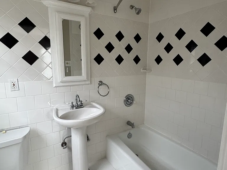 1543 Oxford St #1 — Photo 15