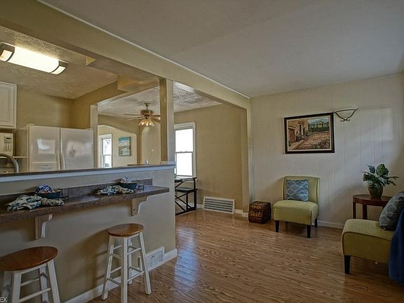 5th image of 471 E 326th St