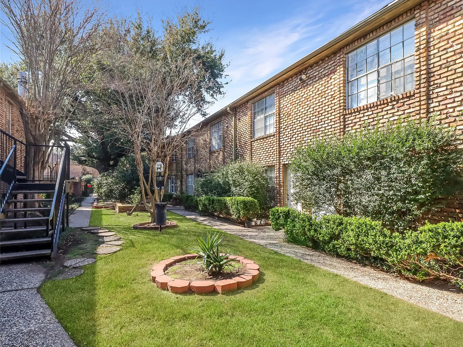 6401 Skyline Dr — Photo 2