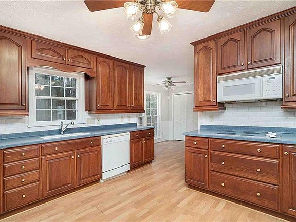 3rd image of 2213 Valley Creek Cir