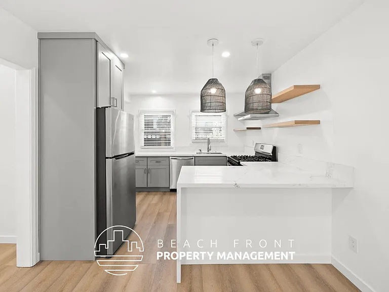 2450 Oak St — Photo 16