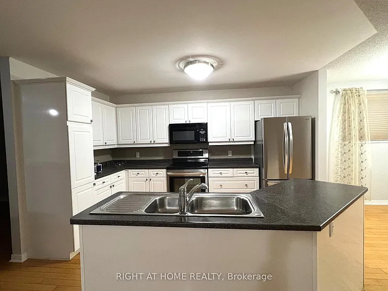590 Arbour Cres — Photo 8