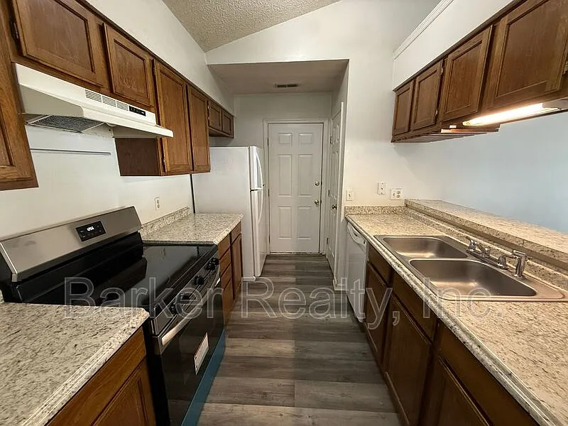 3 bed, 2.0 bath, 1172 sqft, $1,700 — Photo 4