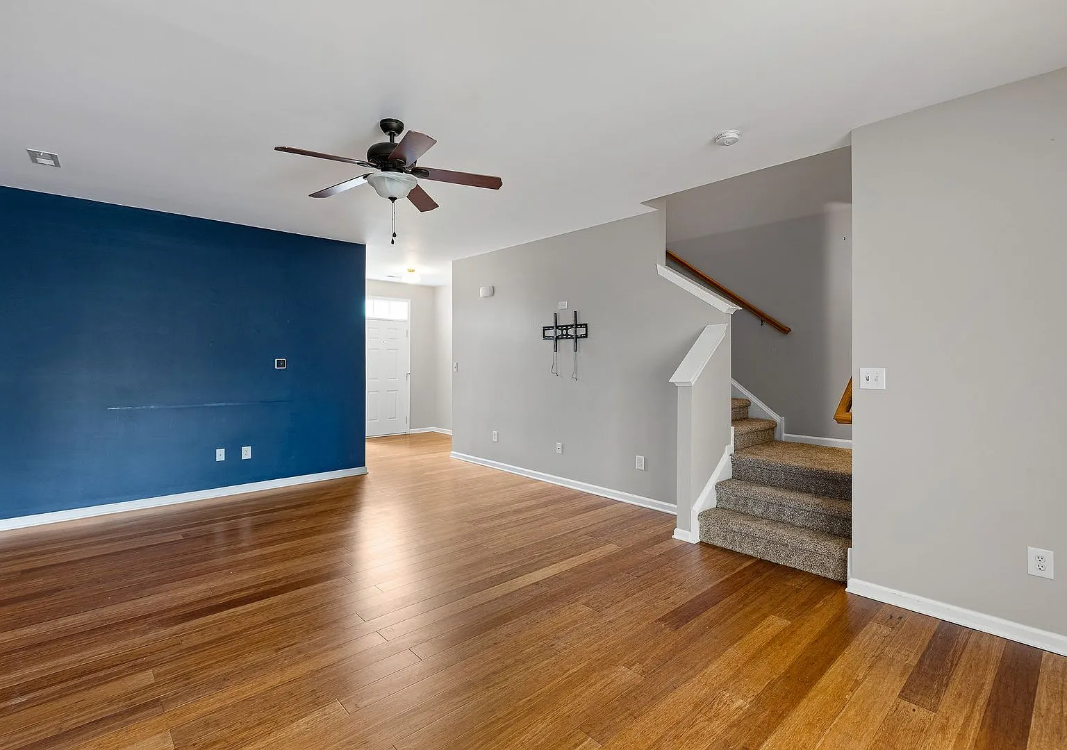 Spacious 3BR/2.5BA Middletown Townhome with Garage — Photo 2