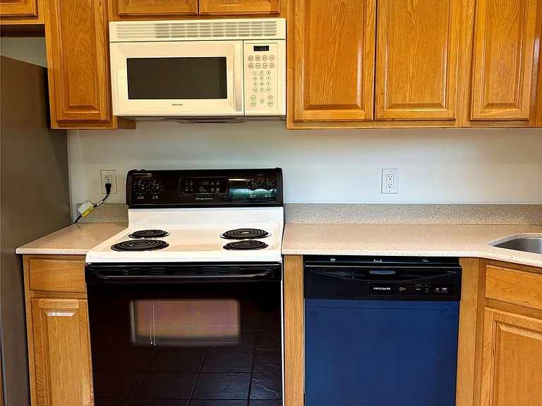 28 Rocco Dr — Photo 5
