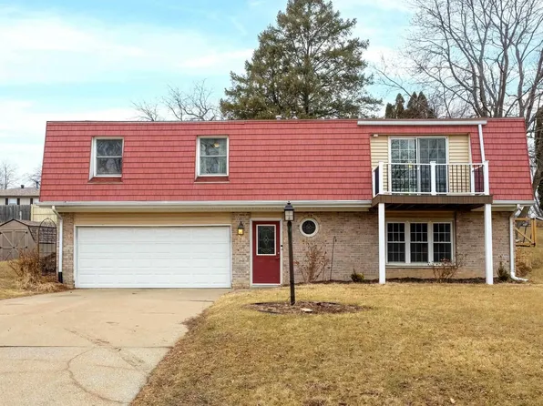 32 Park Ave, Park View, IA 52748