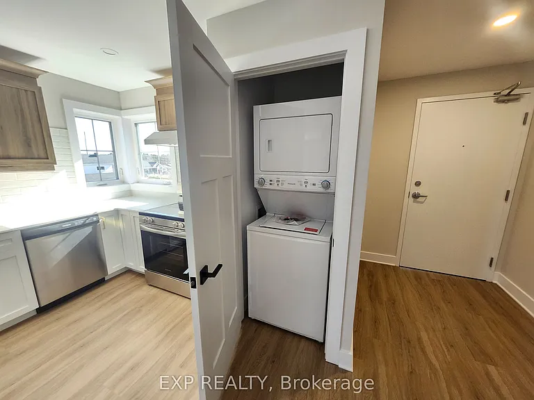 114 Lewis St W — Photo 15