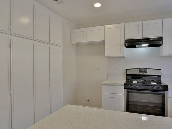 5th image of 2848 N Acacia Ave