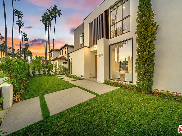 200 N Doheny Dr — Photo 3