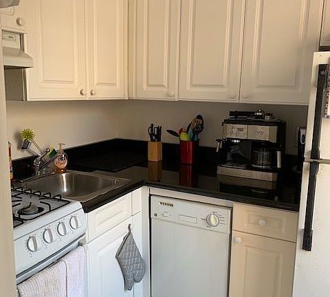 4th image of 321 E 48th St APT 8A