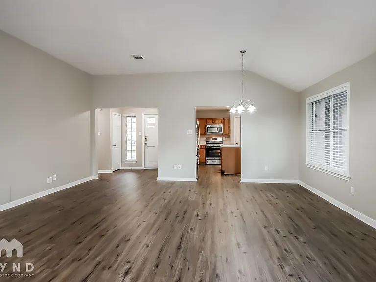 598 Orangewood Dr — Photo 3