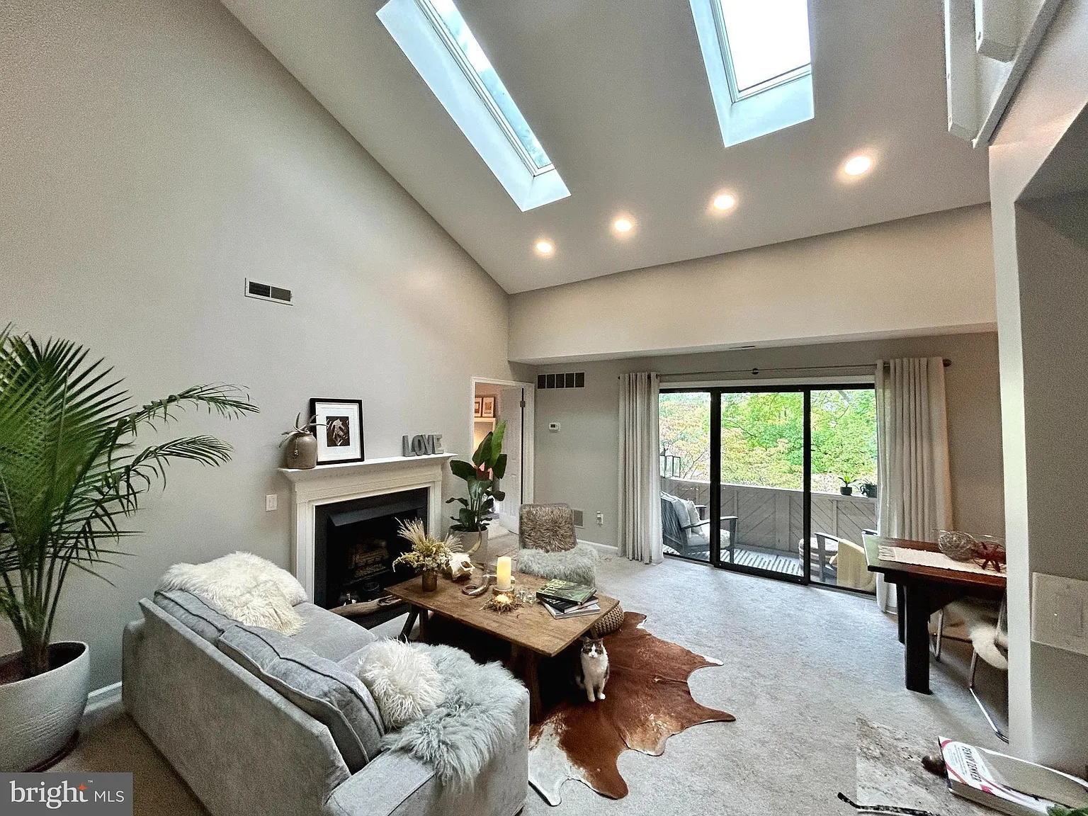 2 bed, 2.0 bath, 1302 sqft, $2,700 — Photo 1