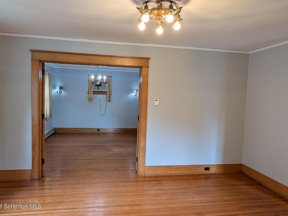 4th image of 212 W Grove St