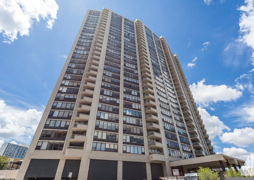 3930 N Pine Grove Ave #901