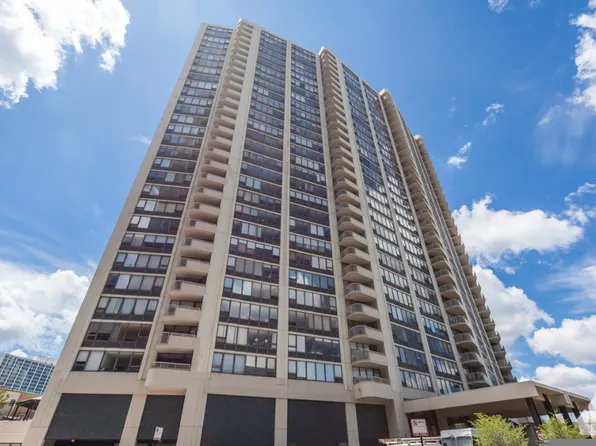 3930 N Pine Grove Ave, Chicago, IL