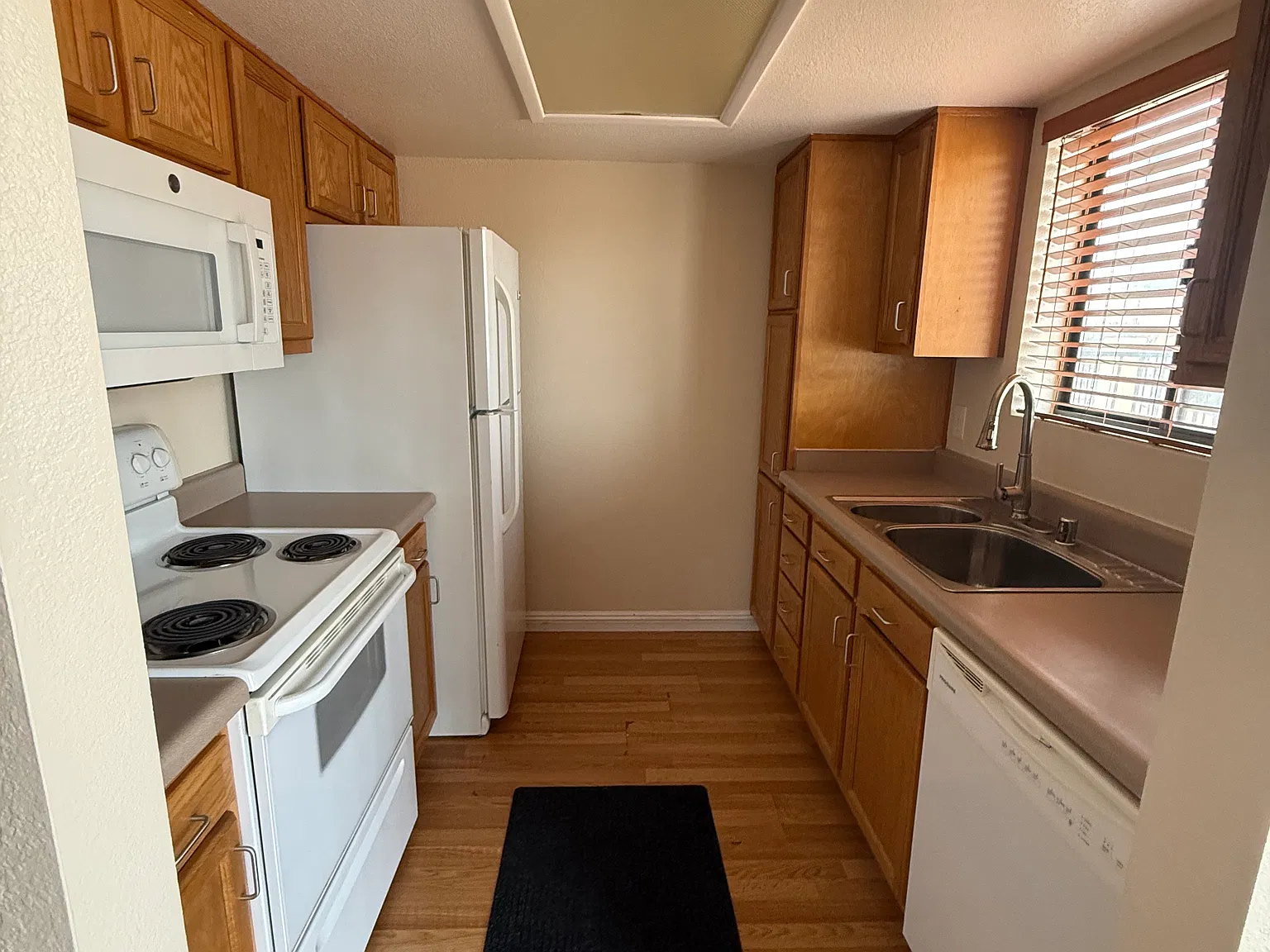 2 bed, 900 sqft, $1,500 — Photo 2
