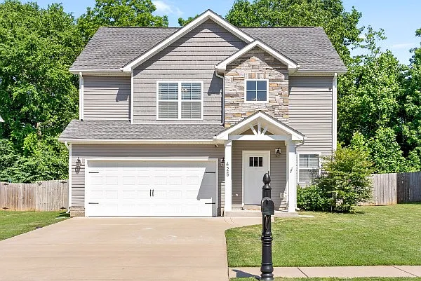 425 Woodtrace Dr — Photo 1