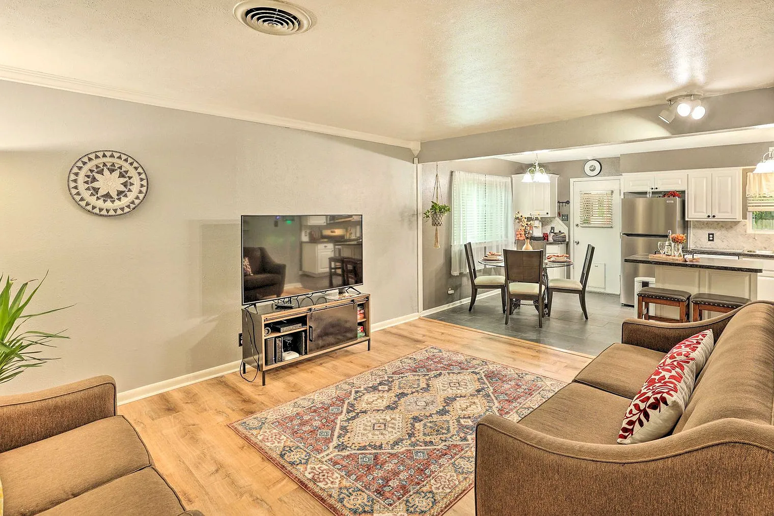 3 bed, 2.0 bath, 1291 sqft, $4,902 — Photo 2