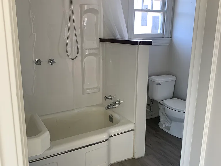 1027 Locust St — Photo 8