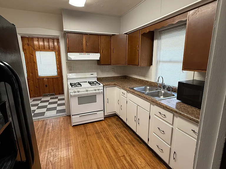 524 Upton Ave — Photo 4