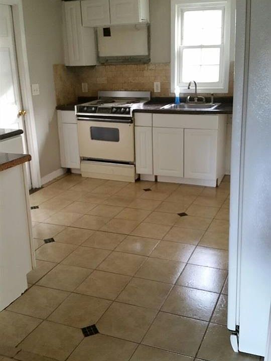 2nd image of 10117 N Oak St