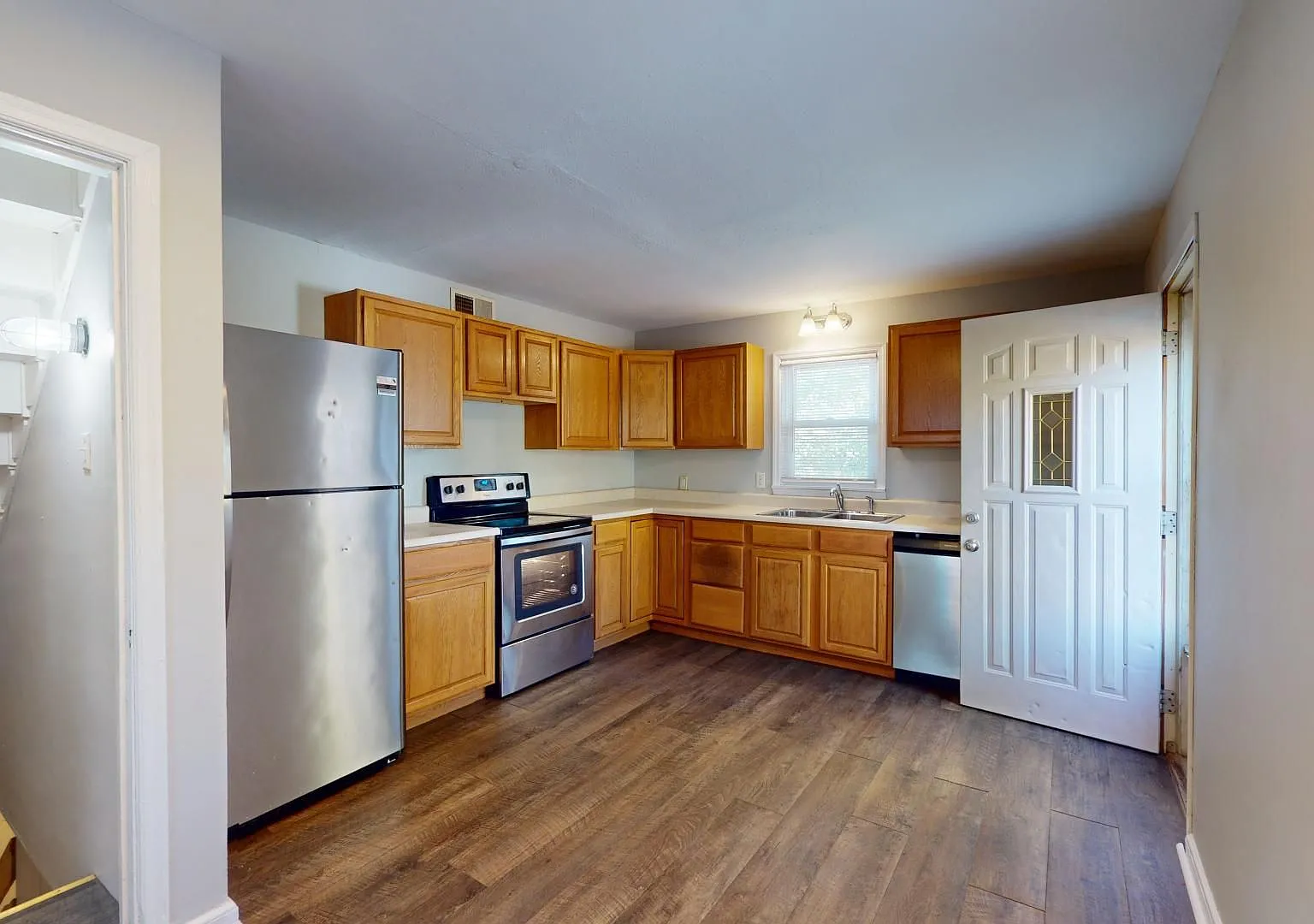 Available Now! Spacious 4 Bedroom House Near Campus — Photo 2