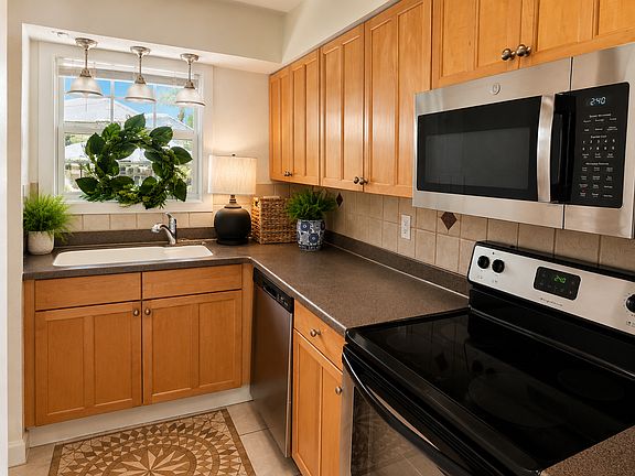 3rd image of 437 N Oleander Ave