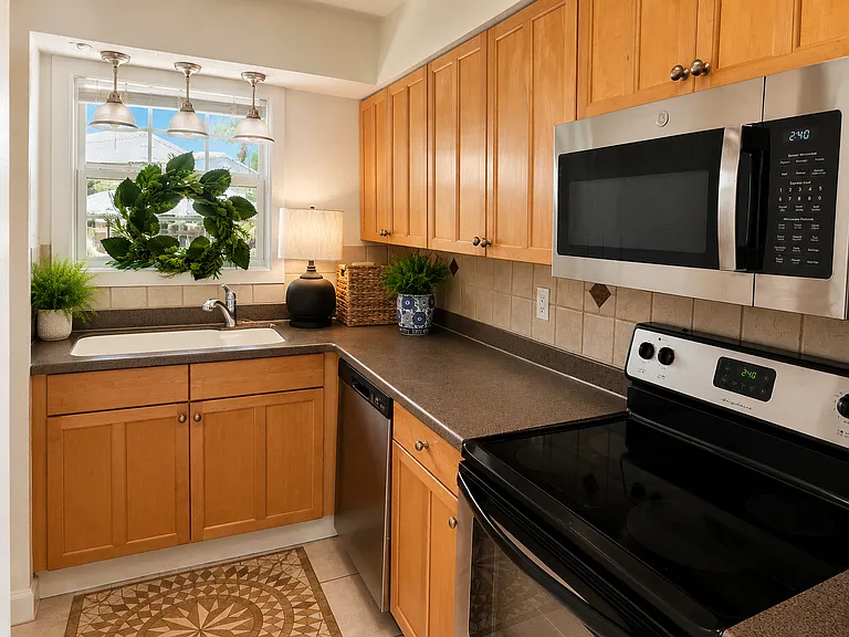 437 N Oleander Ave — Photo 3