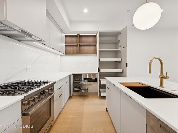 4th image of 2414 N Sawyer Ave #2B
