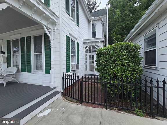 5th image of 203 SE Front St