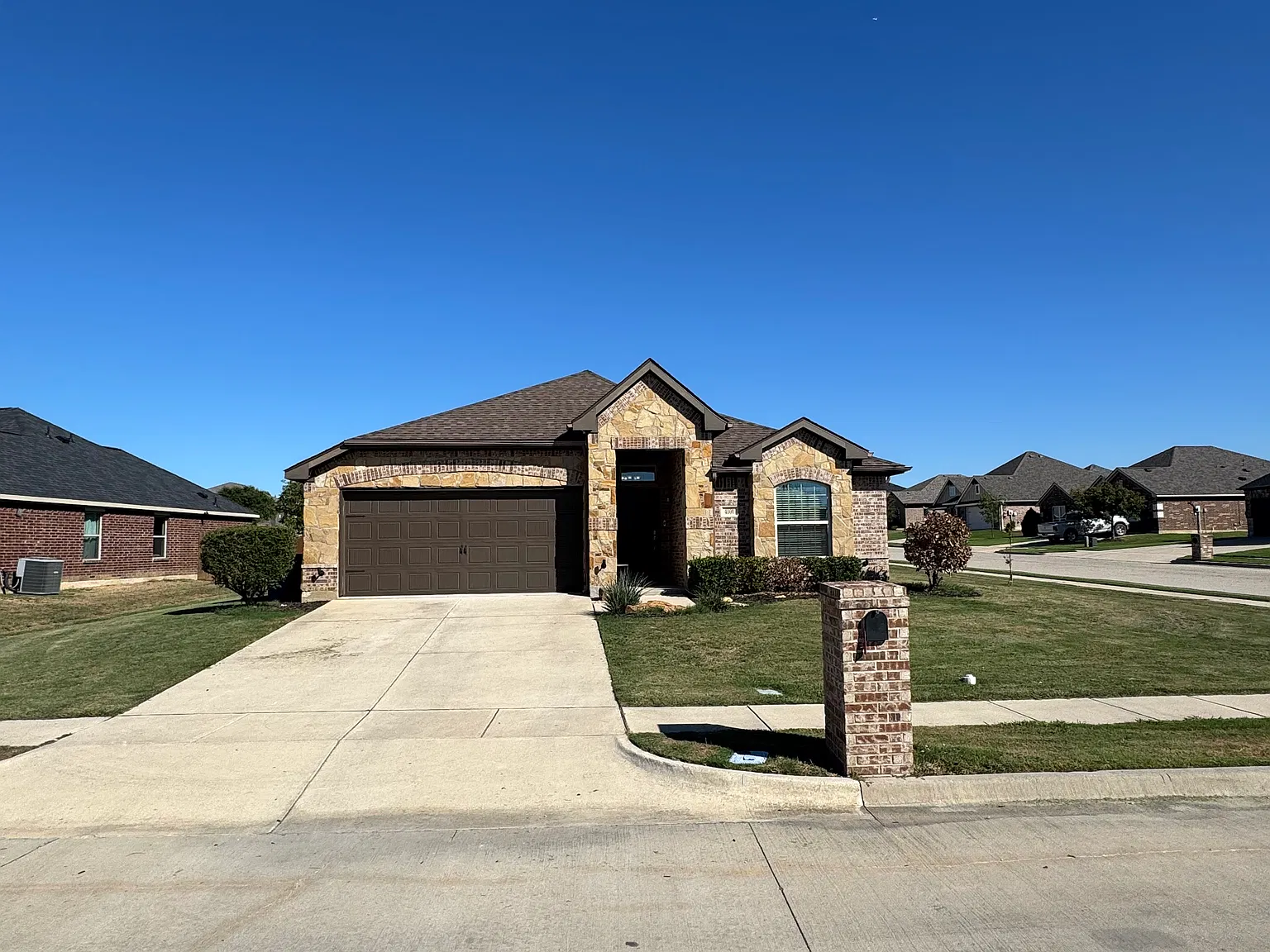 4 bed, 1921 sqft, $2,400 — Photo 1