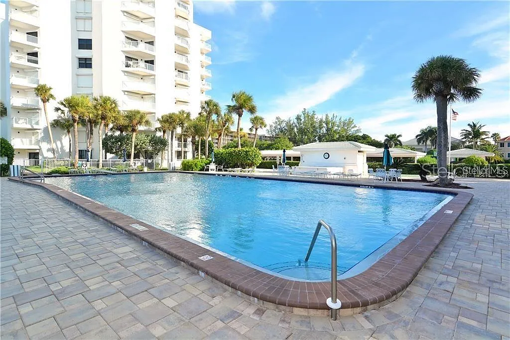 2 bed, 2.0 bath, 1290 sqft, $5,000 — Photo 4