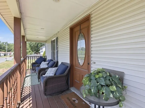 26 Paderewski St, Chicopee, MA 01013