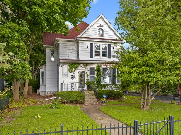 526 W South St, Woodstock, IL 60098