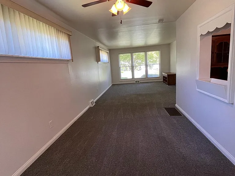 1213 Farmington Ln — Photo 12