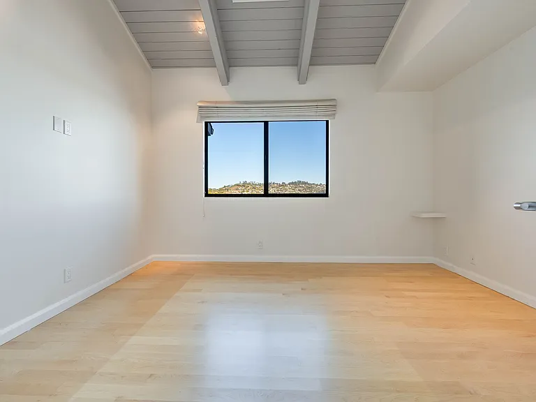 363 E Strawberry Dr — Photo 24