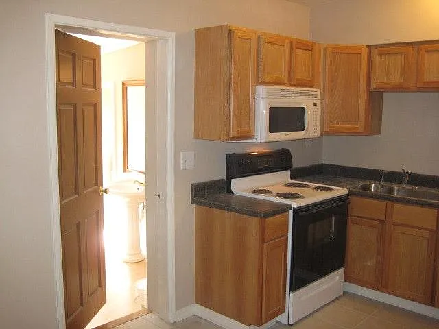 2132 Riviera Dr — Photo 12