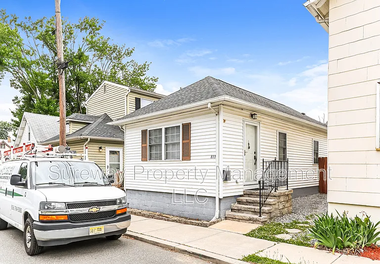 811 Wesley Ave — Photo 1