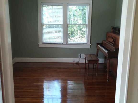 3rd image of 107 W Giddens Ave