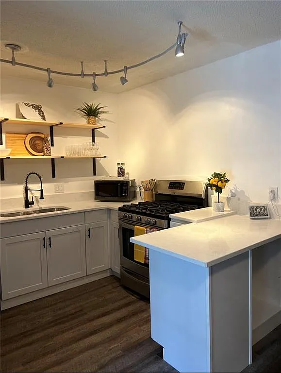 3 bed, 2.0 bath, 1134 sqft, $2,400 — Photo 3