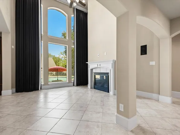 15811 Crestbrook Dr, Houston, TX 77059