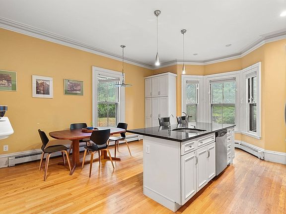 4th image of 212 Chestnut Ave