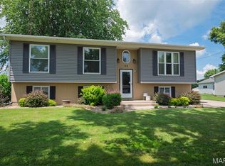 24 Pinewood Rd, Litchfield, IL 62056