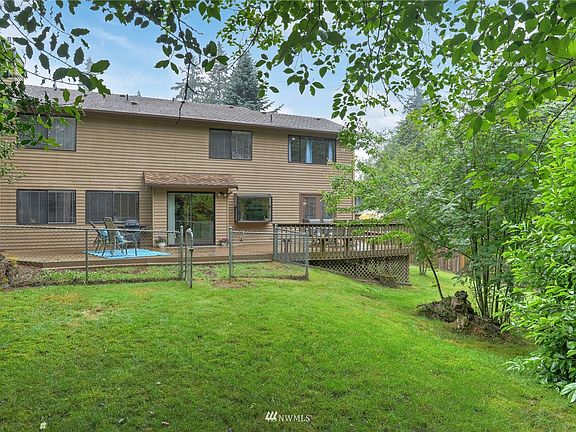 Inviting interior entry way.>