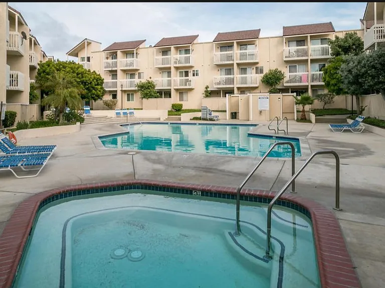 251 S Ventura Rd — Photo 3