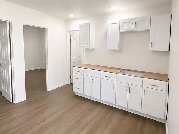 5th image of 8426 Greenpoint Ave #B
